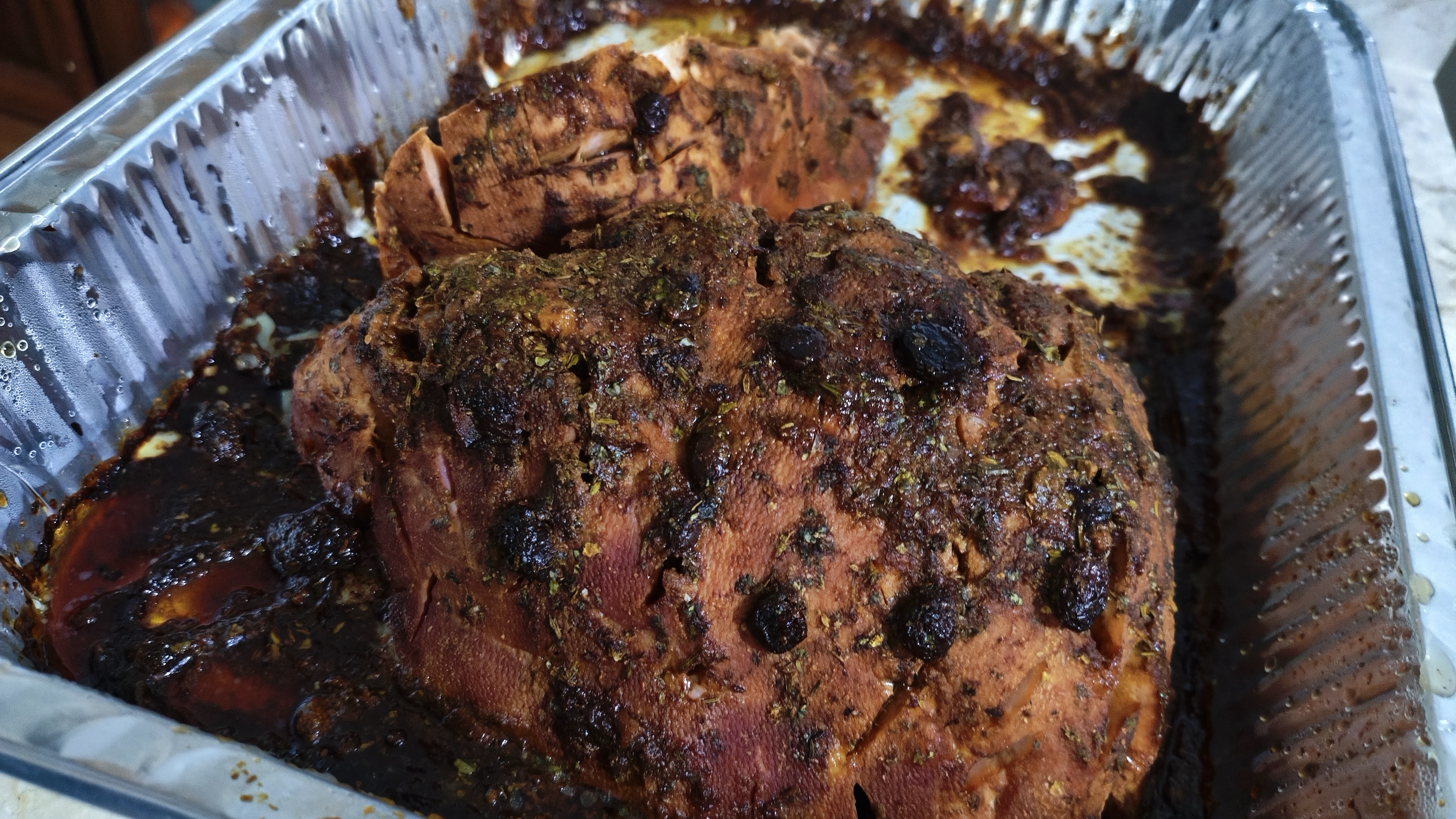 Pierna de cerdo horneada con guarniciones